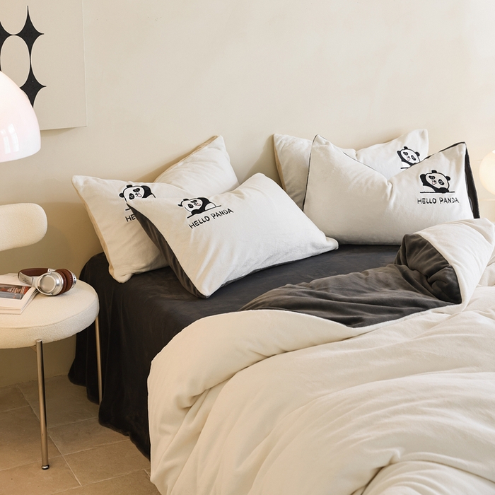 91家纺网 家纺一手货源 找家纺 ONE TWO ONE 121 新品【牛奶绒刺绣四件套】2025毛毯被子四件套单件床单被套床笠珊瑚绒牛奶绒冬被法兰绒兔毛绒panda panda-熊猫