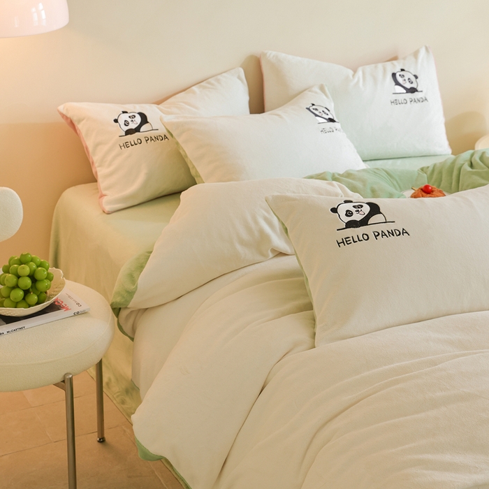 91家纺网 家纺一手货源 找家纺 ONE TWO ONE 121 新品【牛奶绒刺绣四件套】2025毛毯被子四件套单件床单被套床笠珊瑚绒牛奶绒冬被法兰绒兔毛绒panda panda-浅绿