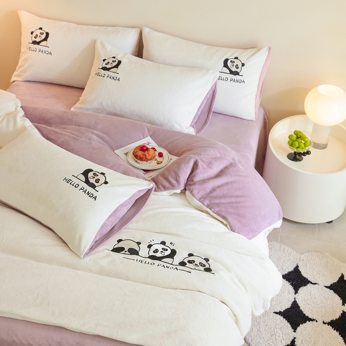 91家纺网 家纺一手货源 找家纺 ONE TWO ONE 121 新品【牛奶绒刺绣四件套】2025毛毯被子四件套单件床单被套床笠珊瑚绒牛奶绒冬被法兰绒兔毛绒panda panda-浅紫