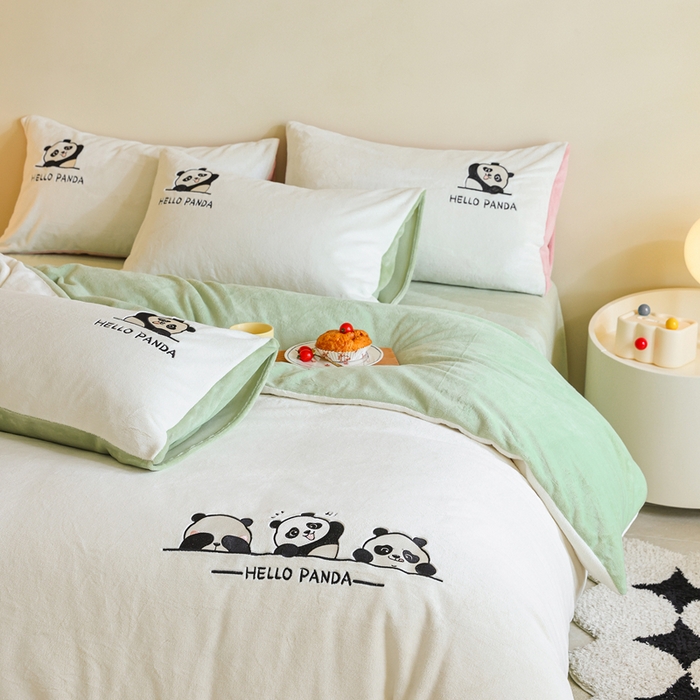 91家纺网 家纺一手货源 找家纺 ONE TWO ONE 121 新品【牛奶绒刺绣四件套】2025毛毯被子四件套单件床单被套床笠珊瑚绒牛奶绒冬被法兰绒兔毛绒panda panda-浅绿