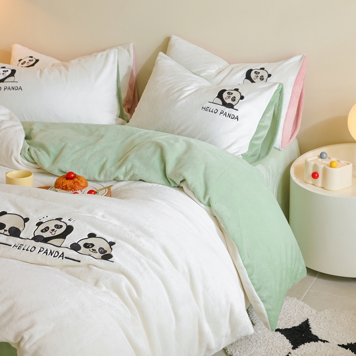 91家纺网 家纺一手货源 找家纺 ONE TWO ONE 121 新品【牛奶绒刺绣四件套】2025毛毯被子四件套单件床单被套床笠珊瑚绒牛奶绒冬被法兰绒兔毛绒panda panda-浅绿