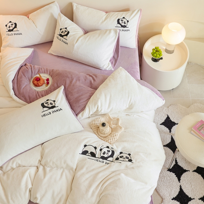 91家纺网 家纺一手货源 找家纺 ONE TWO ONE 121 新品【牛奶绒刺绣四件套】2025毛毯被子四件套单件床单被套床笠珊瑚绒牛奶绒冬被法兰绒兔毛绒panda panda-浅紫