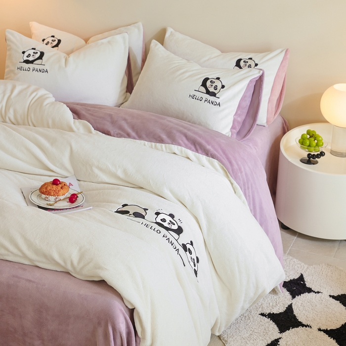 91家纺网 家纺一手货源 找家纺 ONE TWO ONE 121 新品【牛奶绒刺绣四件套】2025毛毯被子四件套单件床单被套床笠珊瑚绒牛奶绒冬被法兰绒兔毛绒panda panda-浅紫