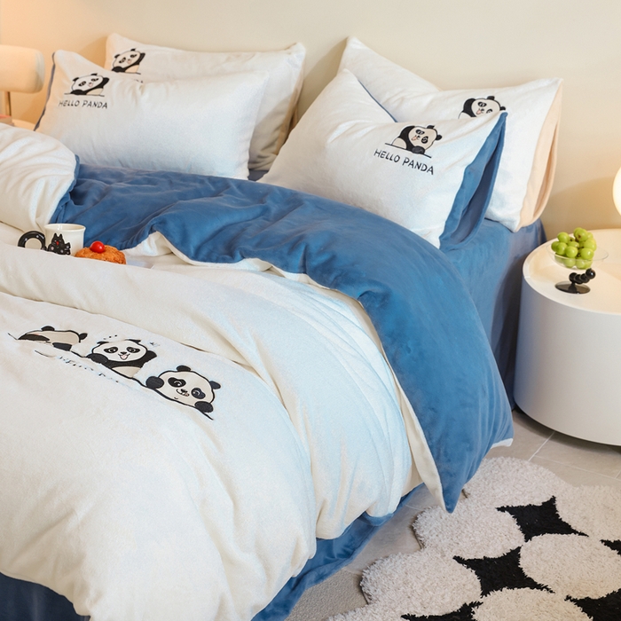 91家纺网 家纺一手货源 找家纺 ONE TWO ONE 121 新品【牛奶绒刺绣四件套】2025毛毯被子四件套单件床单被套床笠珊瑚绒牛奶绒冬被法兰绒兔毛绒panda panda-雾蓝