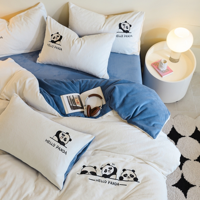 91家纺网 家纺一手货源 找家纺 ONE TWO ONE 121 新品【牛奶绒刺绣四件套】2025毛毯被子四件套单件床单被套床笠珊瑚绒牛奶绒冬被法兰绒兔毛绒panda panda-雾蓝