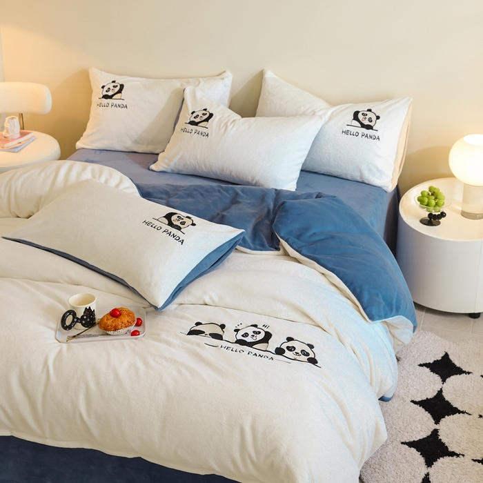 91家纺网 家纺一手货源 找家纺 ONE TWO ONE 121 新品【牛奶绒刺绣四件套】2025毛毯被子四件套单件床单被套床笠珊瑚绒牛奶绒冬被法兰绒兔毛绒panda panda-雾蓝