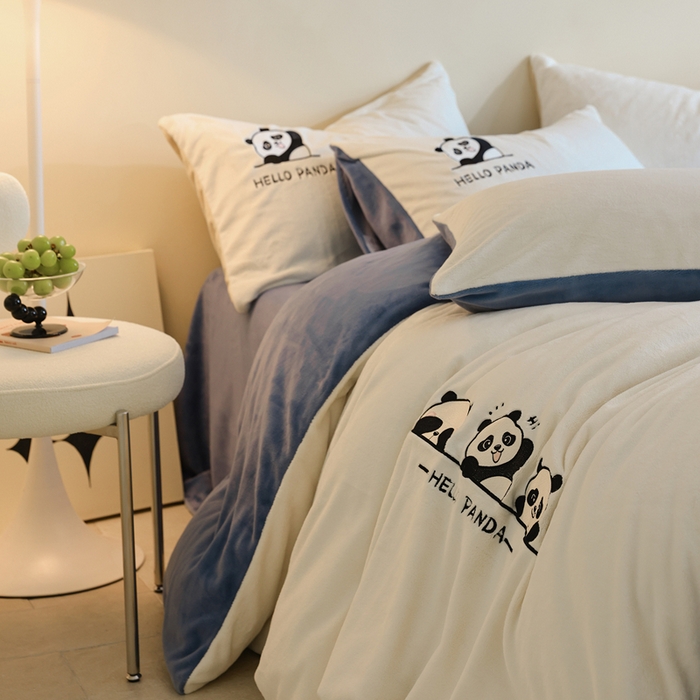 91家纺网 家纺一手货源 找家纺 ONE TWO ONE 121 新品【牛奶绒刺绣四件套】2025毛毯被子四件套单件床单被套床笠珊瑚绒牛奶绒冬被法兰绒兔毛绒panda panda-雾蓝