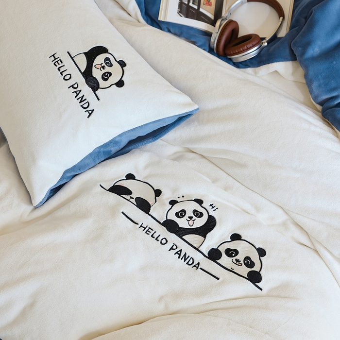 91家纺网 家纺一手货源 找家纺 ONE TWO ONE 121 新品【牛奶绒刺绣四件套】2025毛毯被子四件套单件床单被套床笠珊瑚绒牛奶绒冬被法兰绒兔毛绒panda panda-雾蓝