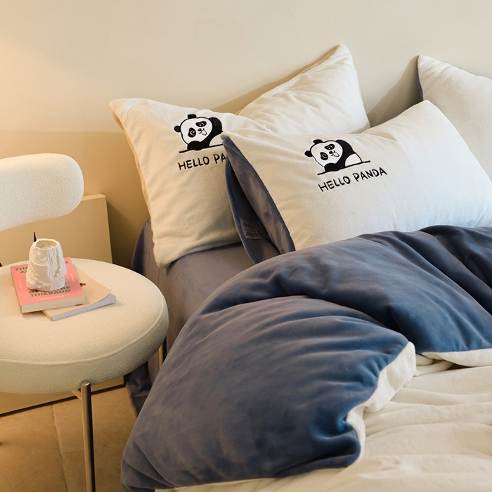 91家纺网 家纺一手货源 找家纺 ONE TWO ONE 121 新品【牛奶绒刺绣四件套】2025毛毯被子四件套单件床单被套床笠珊瑚绒牛奶绒冬被法兰绒兔毛绒panda panda-雾蓝