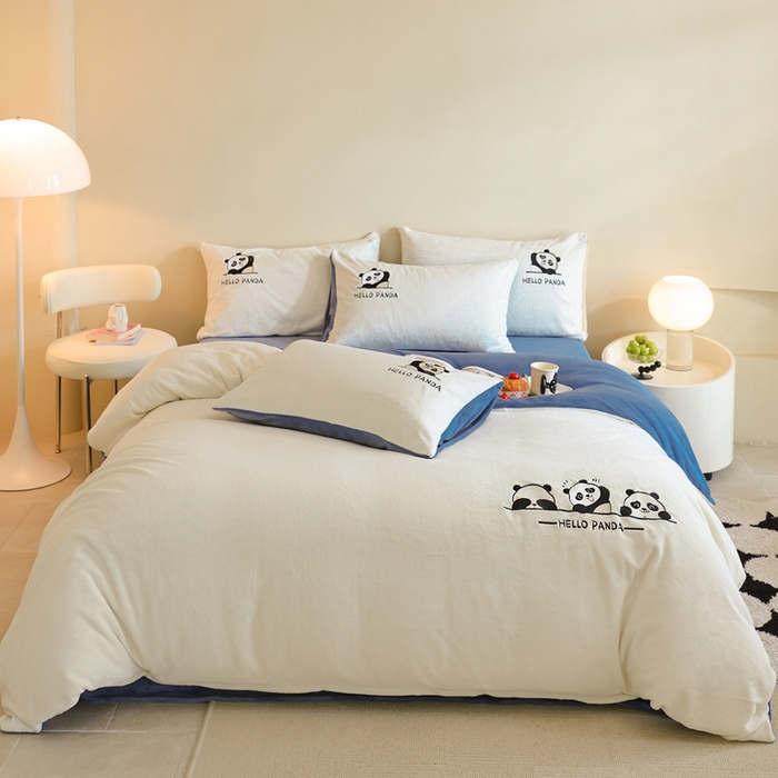 91家纺网 家纺一手货源 找家纺 ONE TWO ONE 121 新品【牛奶绒刺绣四件套】2025毛毯被子四件套单件床单被套床笠珊瑚绒牛奶绒冬被法兰绒兔毛绒panda panda-雾蓝