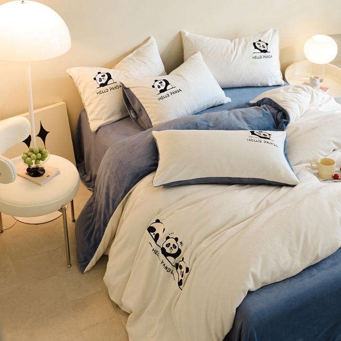 91家纺网 家纺一手货源 找家纺 ONE TWO ONE 121 新品【牛奶绒刺绣四件套】2025毛毯被子四件套单件床单被套床笠珊瑚绒牛奶绒冬被法兰绒兔毛绒panda panda-雾蓝