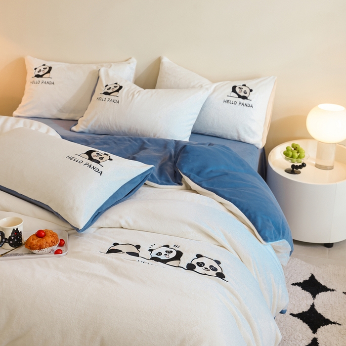 91家纺网 家纺一手货源 找家纺 ONE TWO ONE 121 新品【牛奶绒刺绣四件套】2025毛毯被子四件套单件床单被套床笠珊瑚绒牛奶绒冬被法兰绒兔毛绒panda panda-雾蓝