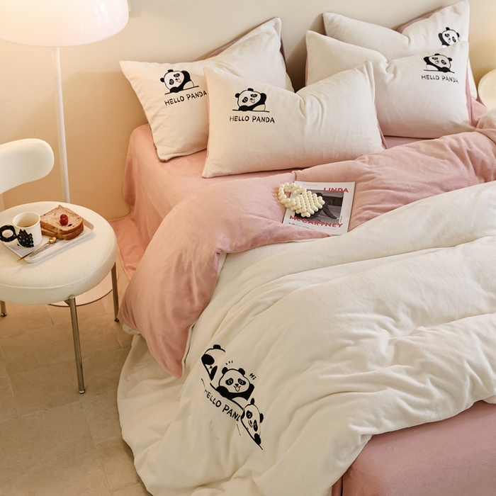 91家纺网 家纺一手货源 找家纺 ONE TWO ONE 121 新品【牛奶绒刺绣四件套】2025毛毯被子四件套单件床单被套床笠珊瑚绒牛奶绒冬被法兰绒兔毛绒panda panda-橘粉