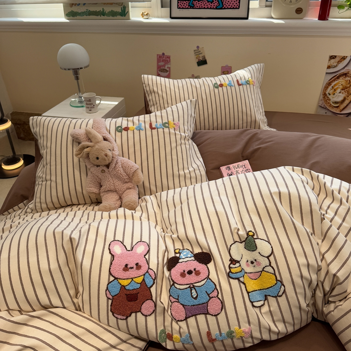 91家纺网 家纺一手货源 找家纺 慕尚家纺 2025新款全棉磨毛毛巾绣四件套 奶萌小狗们