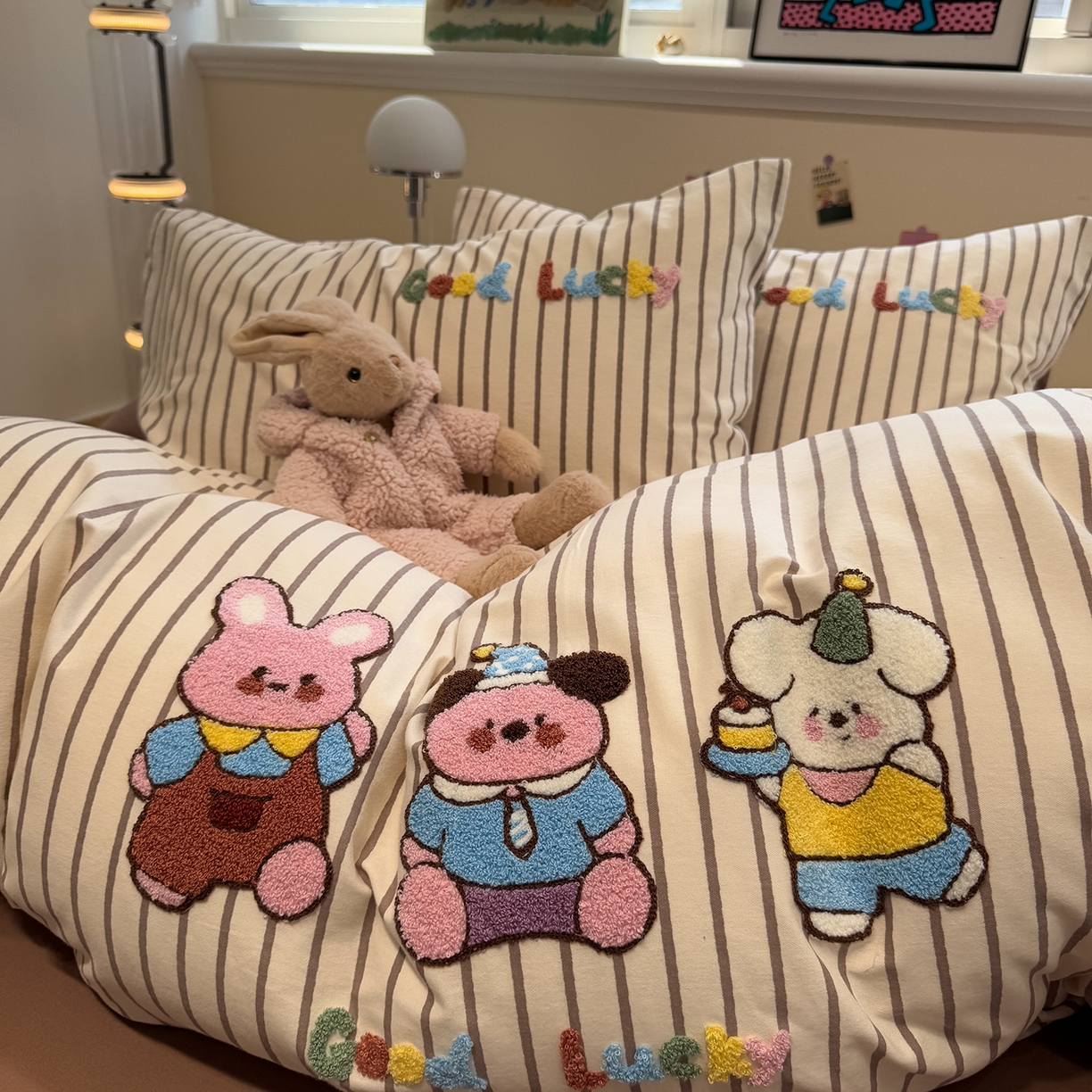 91家纺网 家纺一手货源 找家纺 慕尚家纺 2025新款全棉磨毛毛巾绣四件套 奶萌小狗们