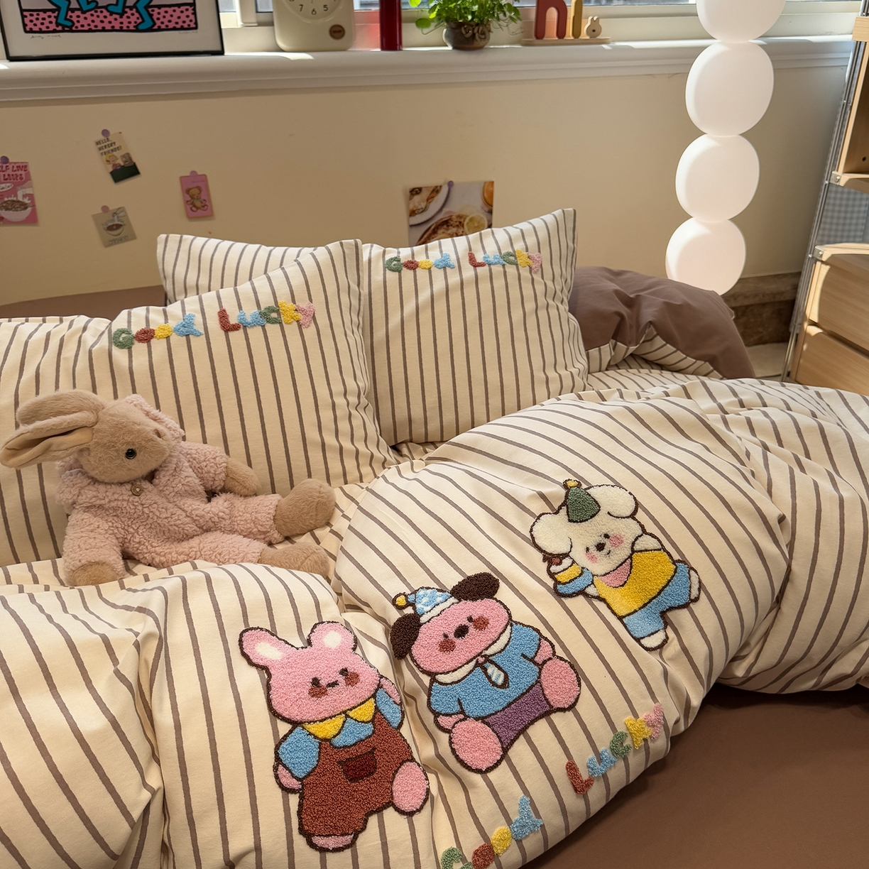 91家纺网 家纺一手货源 找家纺 慕尚家纺 2025新款全棉磨毛毛巾绣四件套 奶萌小狗们