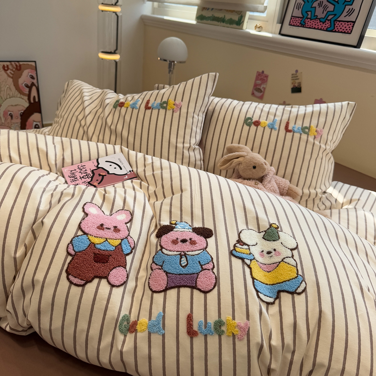 91家纺网 家纺一手货源 找家纺 慕尚家纺 2025新款全棉磨毛毛巾绣四件套 奶萌小狗们