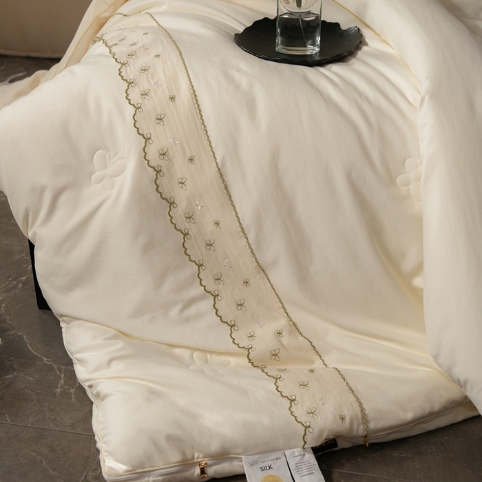 91家纺网 家纺一手货源 找家纺 丽卡家纺 2025新款柏林蚕丝花边子母被被子被芯 柏林蚕丝花边子母被-米金色