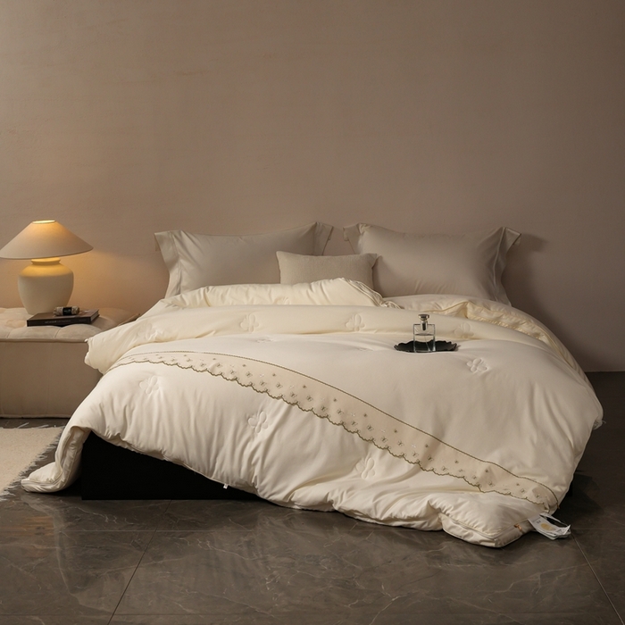 91家纺网 家纺一手货源 找家纺 丽卡家纺 2025新款柏林蚕丝花边子母被被子被芯 柏林蚕丝花边子母被-米金色