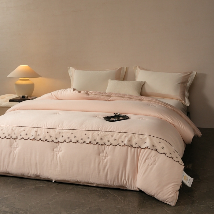 91家纺网 家纺一手货源 找家纺 丽卡家纺 2025新款柏林蚕丝花边子母被被子被芯 柏林蚕丝花边子母被-香槟色