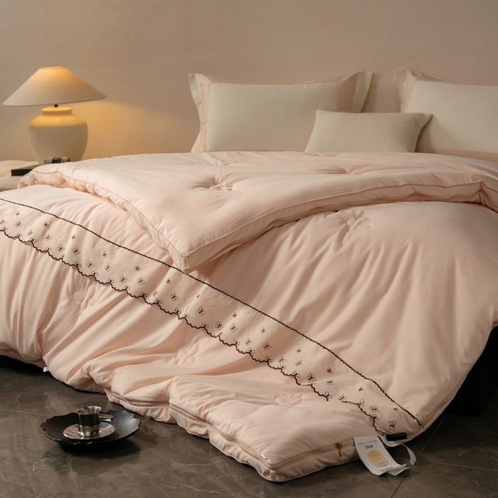 91家纺网 家纺一手货源 找家纺 丽卡家纺 2025新款柏林蚕丝花边子母被被子被芯 柏林蚕丝花边子母被-香槟色