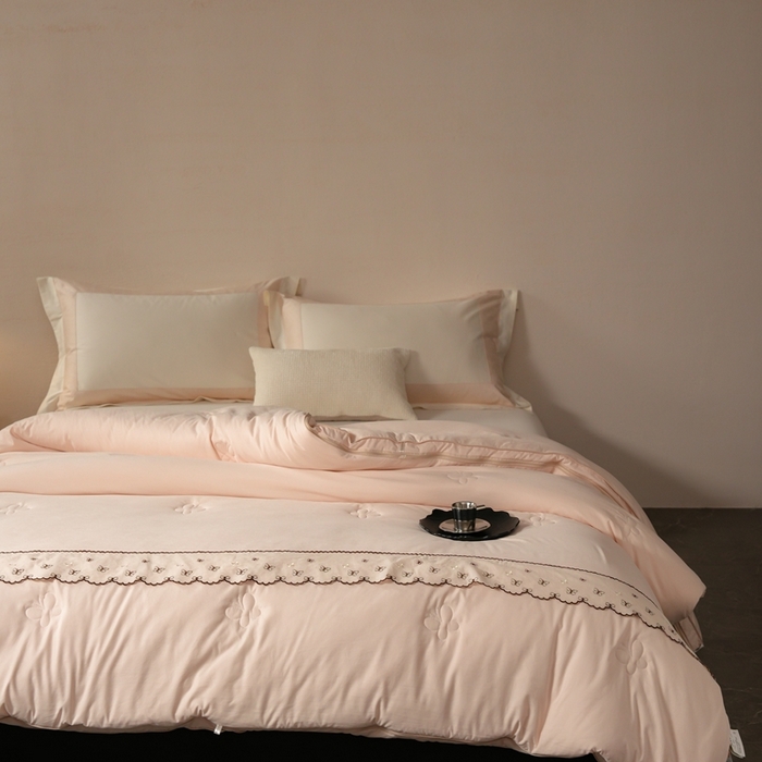 91家纺网 家纺一手货源 找家纺 丽卡家纺 2025新款柏林蚕丝花边子母被被子被芯 柏林蚕丝花边子母被-香槟色