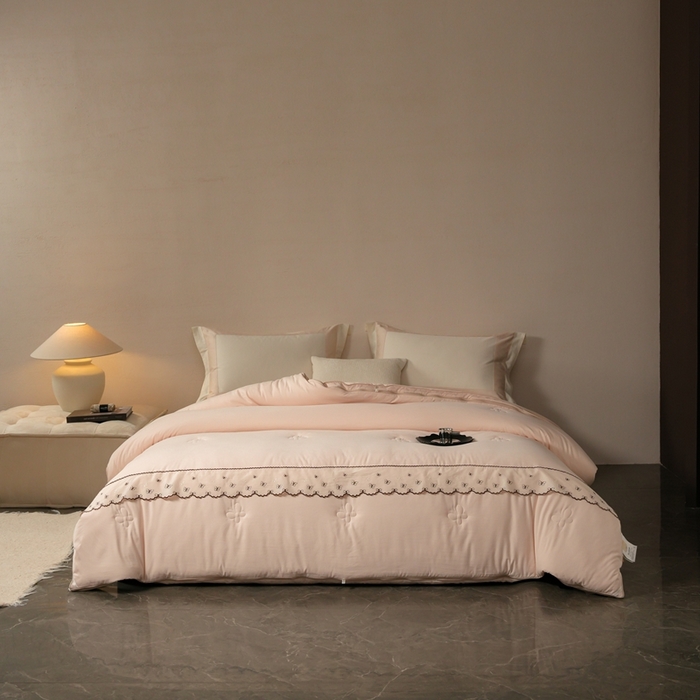 91家纺网 家纺一手货源 找家纺 丽卡家纺 2025新款柏林蚕丝花边子母被被子被芯 柏林蚕丝花边子母被-香槟色