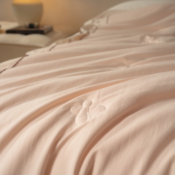 91家纺网 家纺一手货源 找家纺 丽卡家纺 2025新款柏林蚕丝花边子母被被子被芯 柏林蚕丝花边子母被-香槟色