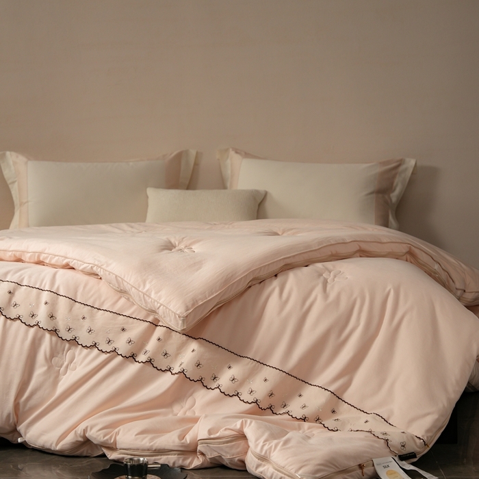 91家纺网 家纺一手货源 找家纺 丽卡家纺 2025新款柏林蚕丝花边子母被被子被芯 柏林蚕丝花边子母被-香槟色