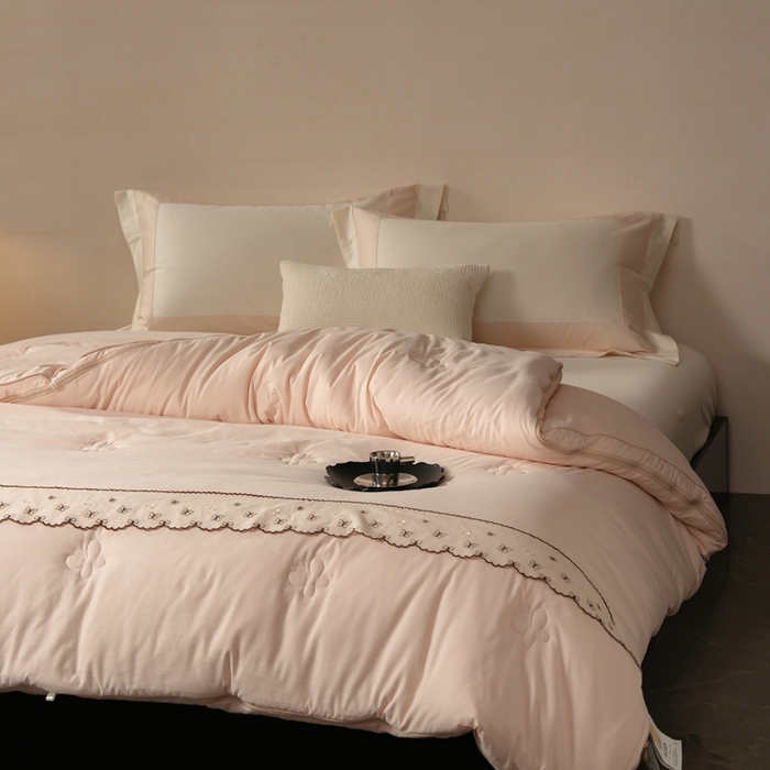 91家纺网 家纺一手货源 找家纺 丽卡家纺 2025新款柏林蚕丝花边子母被被子被芯 柏林蚕丝花边子母被-香槟色