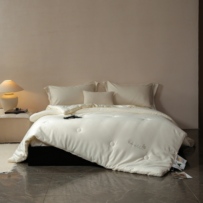 91家纺网 家纺一手货源 找家纺 丽卡家纺 2025新款未来之光蚕丝被被子被芯（特殊尺寸/加厚款接受下单定制） 未来之光蚕丝被-米白色