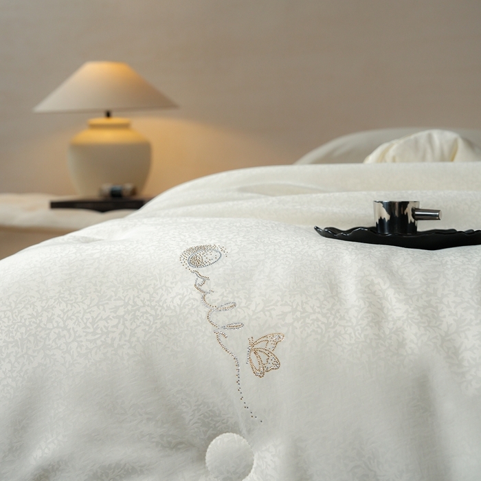 91家纺网 家纺一手货源 找家纺 丽卡家纺 2025新款未来之光蚕丝被被子被芯（特殊尺寸/加厚款接受下单定制） 未来之光蚕丝被-米白色