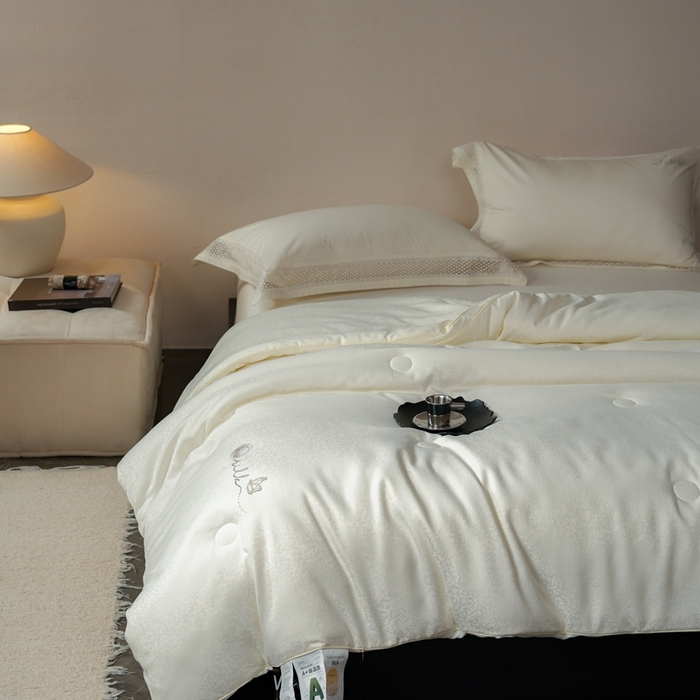 91家纺网 家纺一手货源 找家纺 丽卡家纺 2025新款未来之光蚕丝被被子被芯（特殊尺寸/加厚款接受下单定制） 未来之光蚕丝被-米白色