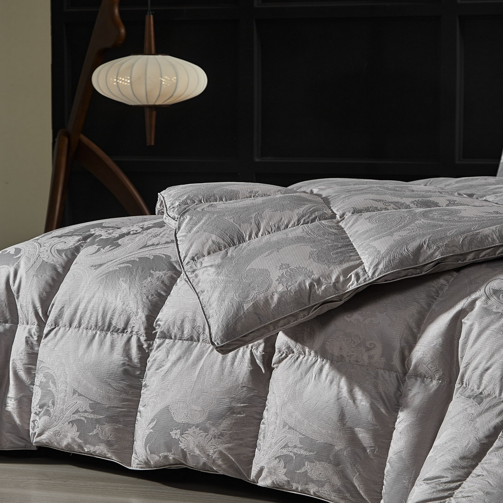 91家纺网 家纺一手货源 找家纺 暖羽屋羽绒馆 2025新款羽绒丝被子 鹅毛被 双人羽毛被 2米羽绒被子 婚庆羽绒被芯180s大提花 D浮云 银白