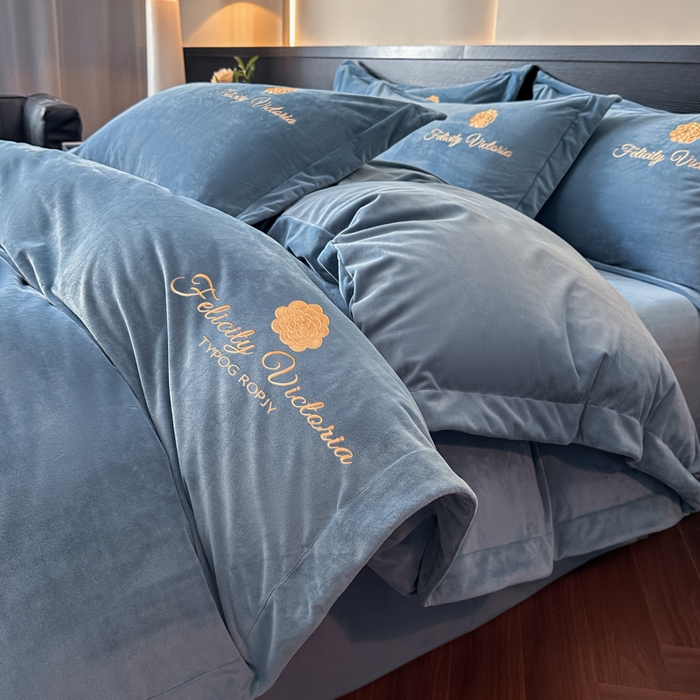 91家纺网 家纺一手货源 找家纺 鸿织源家纺 2025新款230g全消光牛奶绒刺绣四件套 摩卡棕