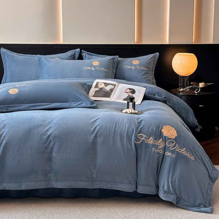 91家纺网 家纺一手货源 找家纺 鸿织源2025新款-茶颜系列 宝宝绒宽边四件套 茶颜-宝兰