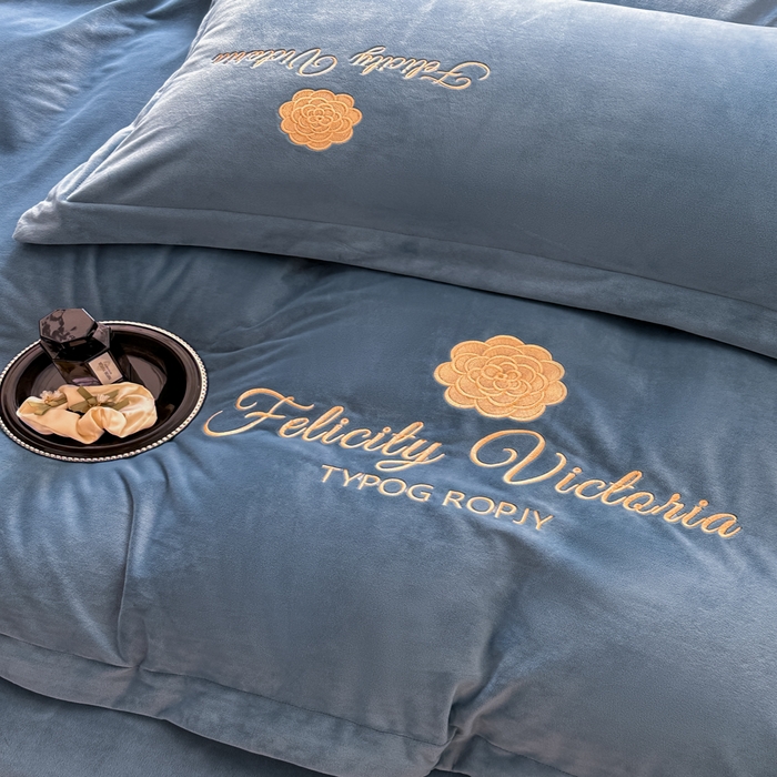 91家纺网 家纺一手货源 找家纺 鸿织源2025新款-茶颜系列 宝宝绒宽边四件套 茶颜-宝兰