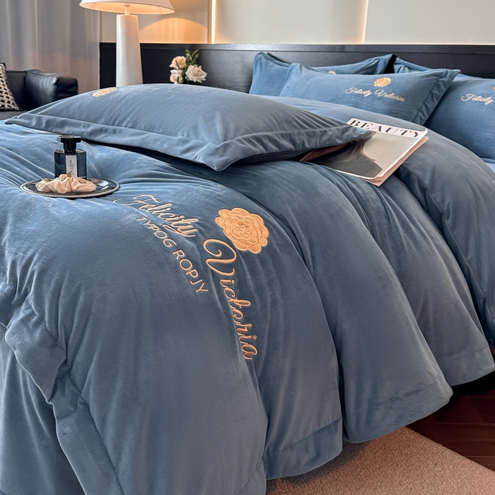 91家纺网 家纺一手货源 找家纺 鸿织源2025新款-茶颜系列 宝宝绒宽边四件套 茶颜-宝兰