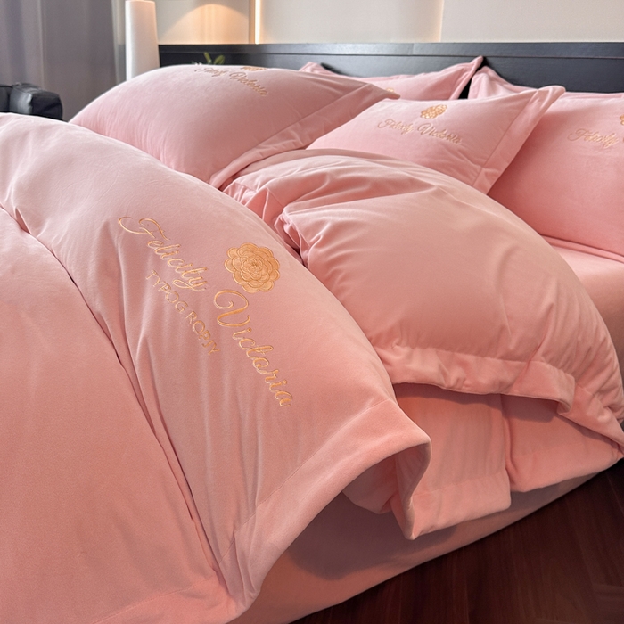 91家纺网 家纺一手货源 找家纺 鸿织源2025新款-茶颜系列 宝宝绒宽边四件套 茶颜-樱粉