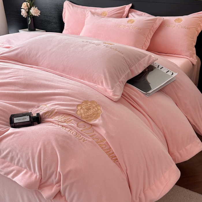 91家纺网 家纺一手货源 找家纺 鸿织源2025新款-茶颜系列 宝宝绒宽边四件套 茶颜-樱粉