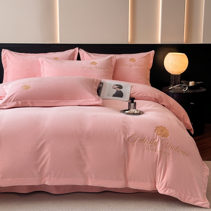 91家纺网 家纺一手货源 找家纺 鸿织源2025新款-茶颜系列 宝宝绒宽边四件套 茶颜-樱粉