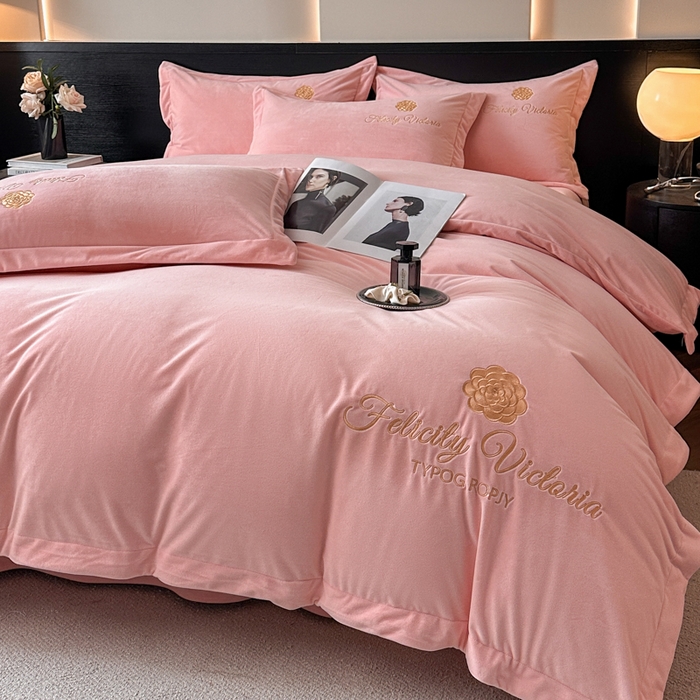 91家纺网 家纺一手货源 找家纺 鸿织源2025新款-茶颜系列 宝宝绒宽边四件套 茶颜-樱粉