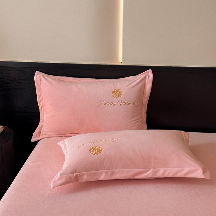 91家纺网 家纺一手货源 找家纺 鸿织源2025新款-茶颜系列 宝宝绒宽边四件套 茶颜-樱粉