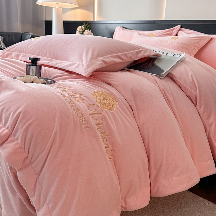 91家纺网 家纺一手货源 找家纺 鸿织源2025新款-茶颜系列 宝宝绒宽边四件套 茶颜-樱粉