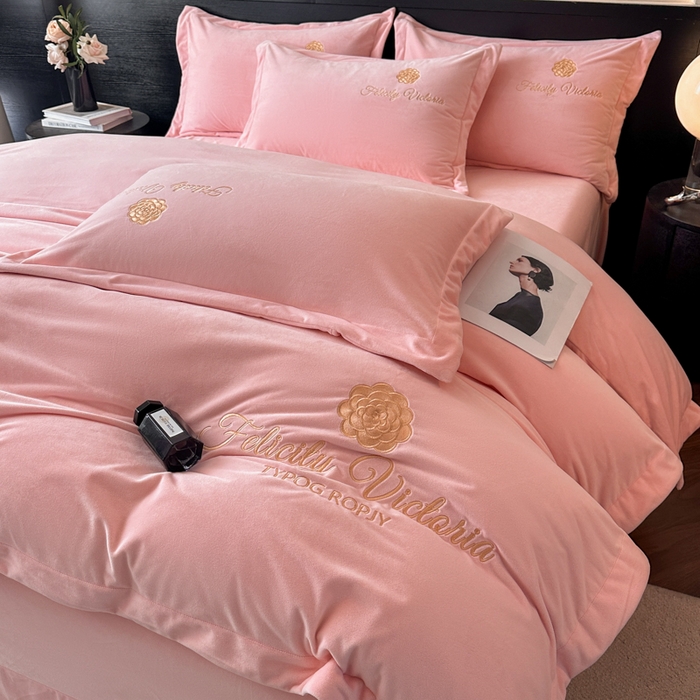 91家纺网 家纺一手货源 找家纺 鸿织源2025新款-茶颜系列 宝宝绒宽边四件套 茶颜-樱粉