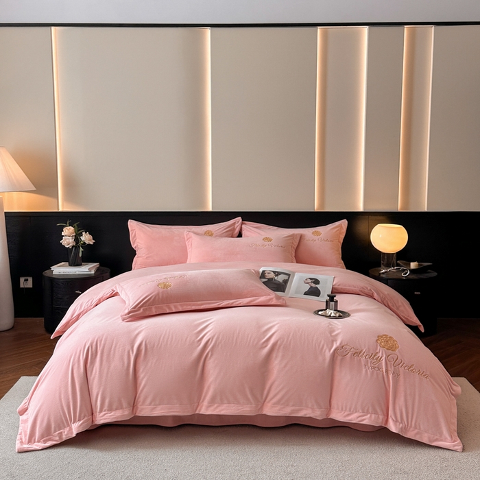 91家纺网 家纺一手货源 找家纺 鸿织源2025新款-茶颜系列 宝宝绒宽边四件套 茶颜-樱粉