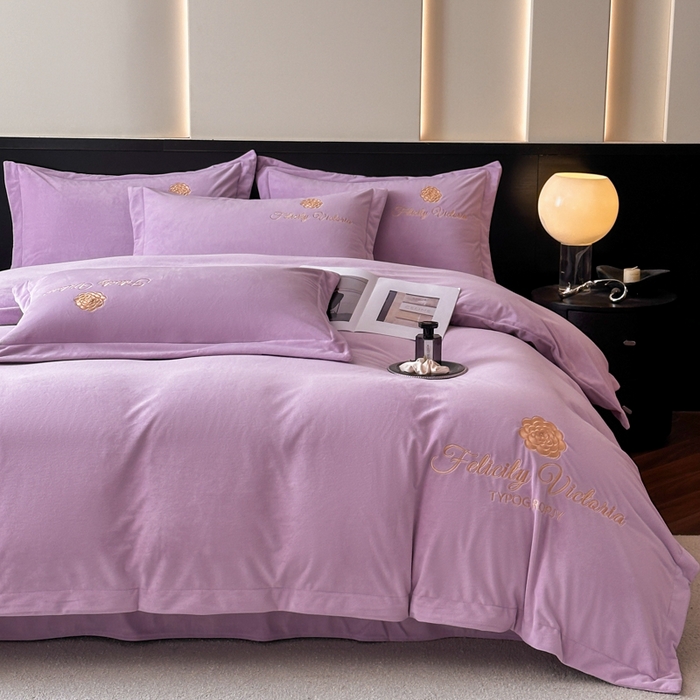 91家纺网 家纺一手货源 找家纺 鸿织源2025新款-茶颜系列 宝宝绒宽边四件套 茶颜-丁香紫