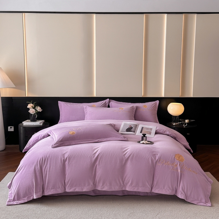 91家纺网 家纺一手货源 找家纺 鸿织源2025新款-茶颜系列 宝宝绒宽边四件套 茶颜-丁香紫