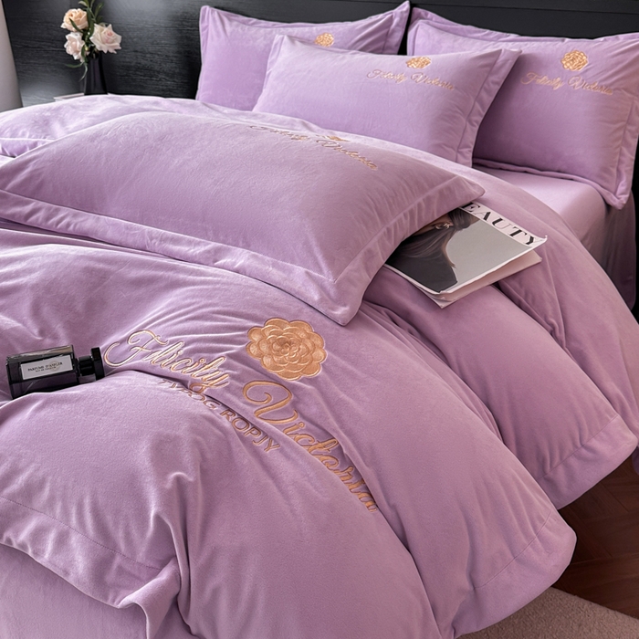 91家纺网 家纺一手货源 找家纺 鸿织源2025新款-茶颜系列 宝宝绒宽边四件套 茶颜-丁香紫