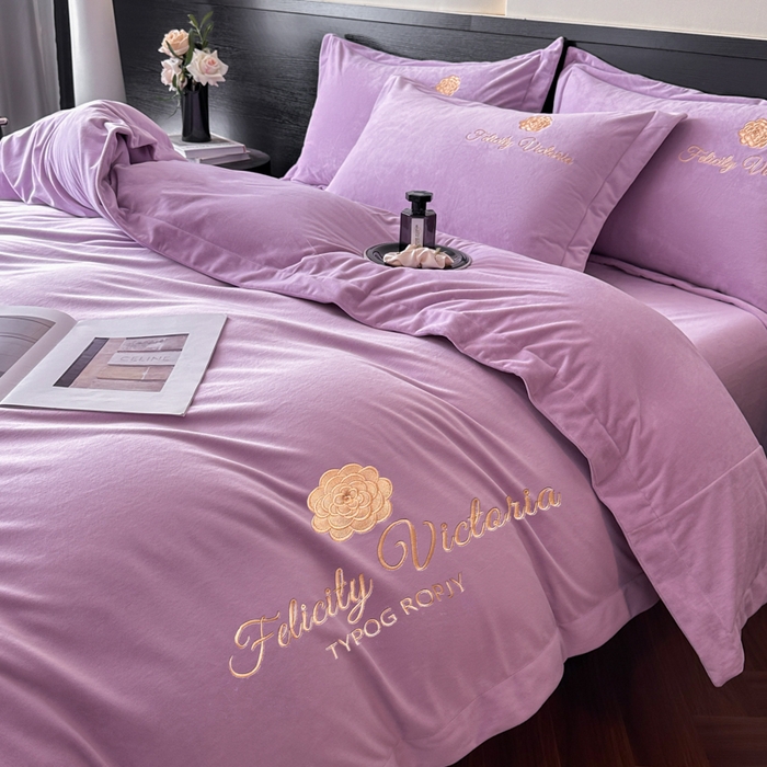 91家纺网 家纺一手货源 找家纺 鸿织源2025新款-茶颜系列 宝宝绒宽边四件套 茶颜-丁香紫